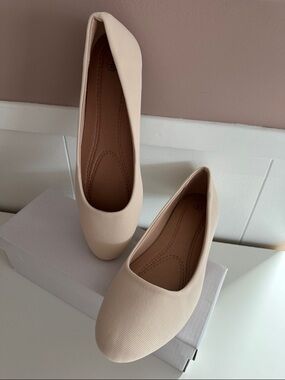 Women's Slip-On Round-Toe Ballet Flats in Light Beige